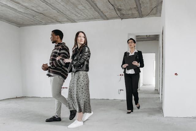 landlord+conducting+unit+walkthrough+with+tenants.