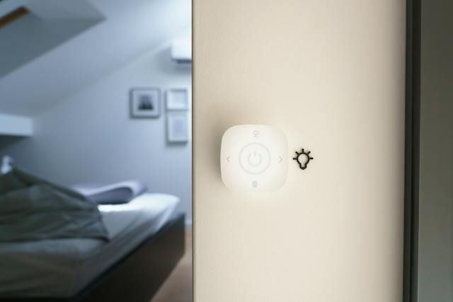 smart-home-thermostat-on-a-wall