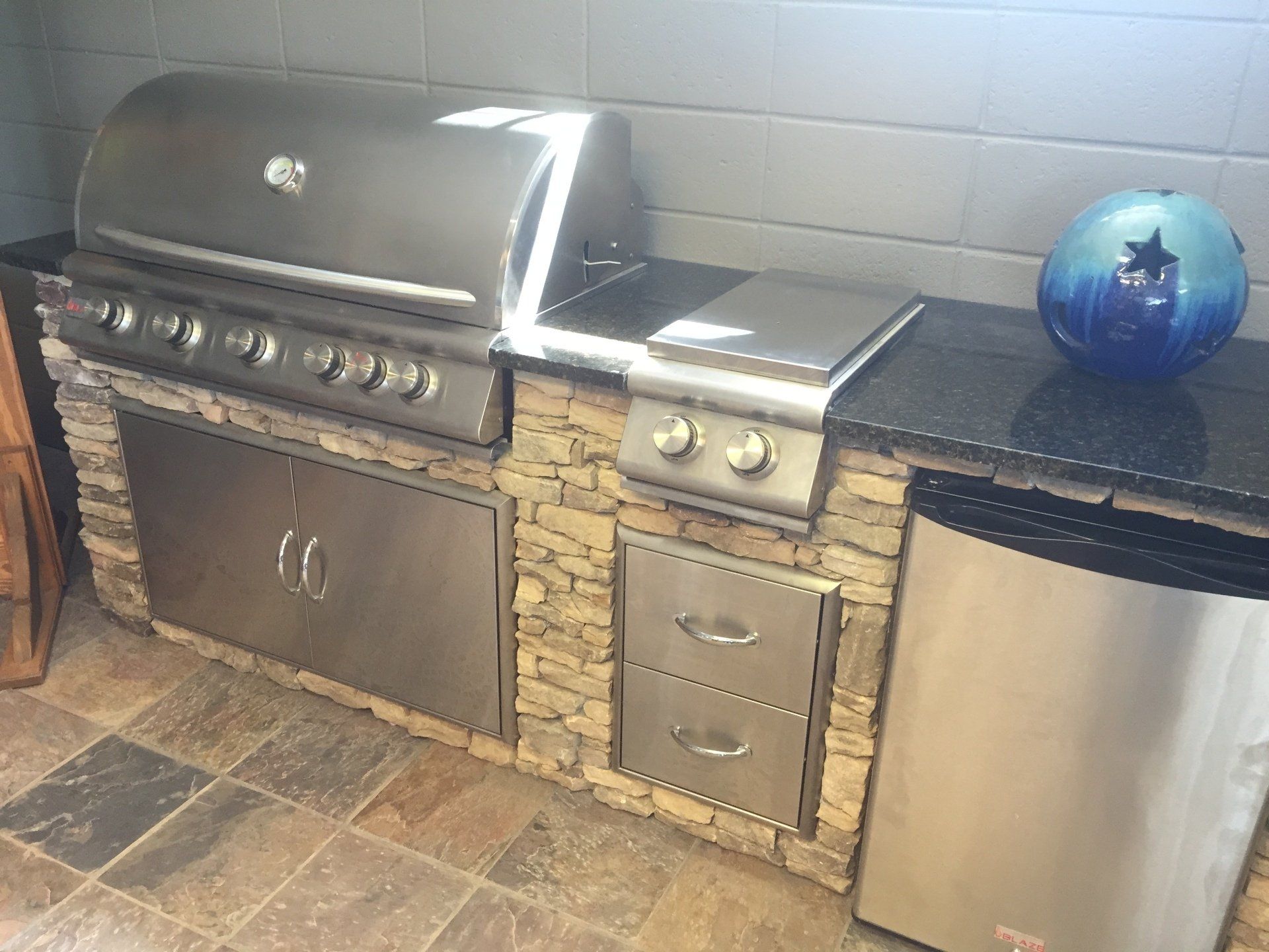 A stainless steel grill is sitting on top of a counter in a kitchen.