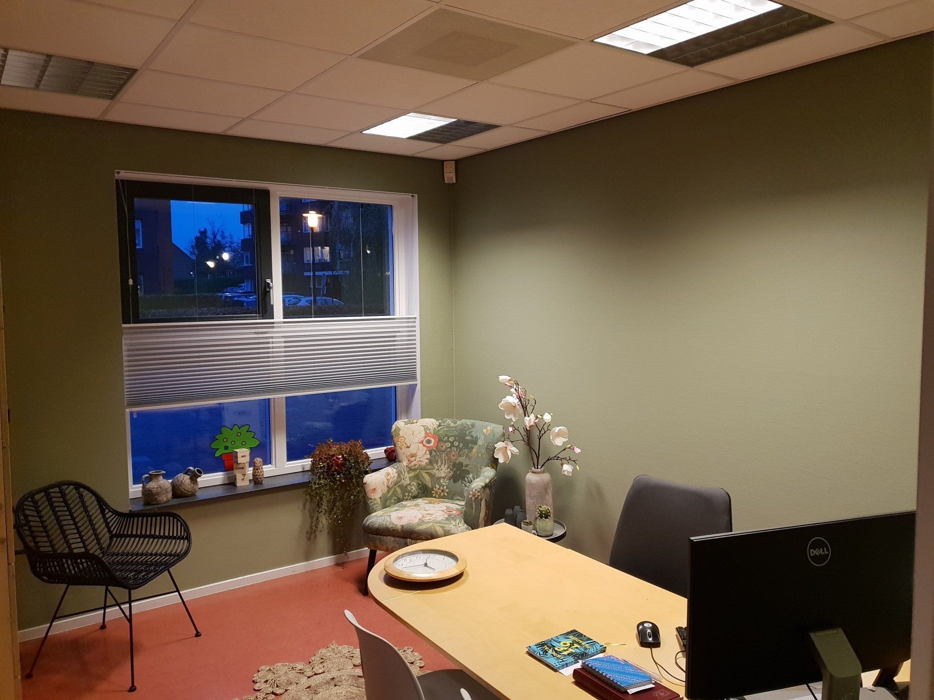 Kantoor met bureau, olijfgroene muren gesaust.