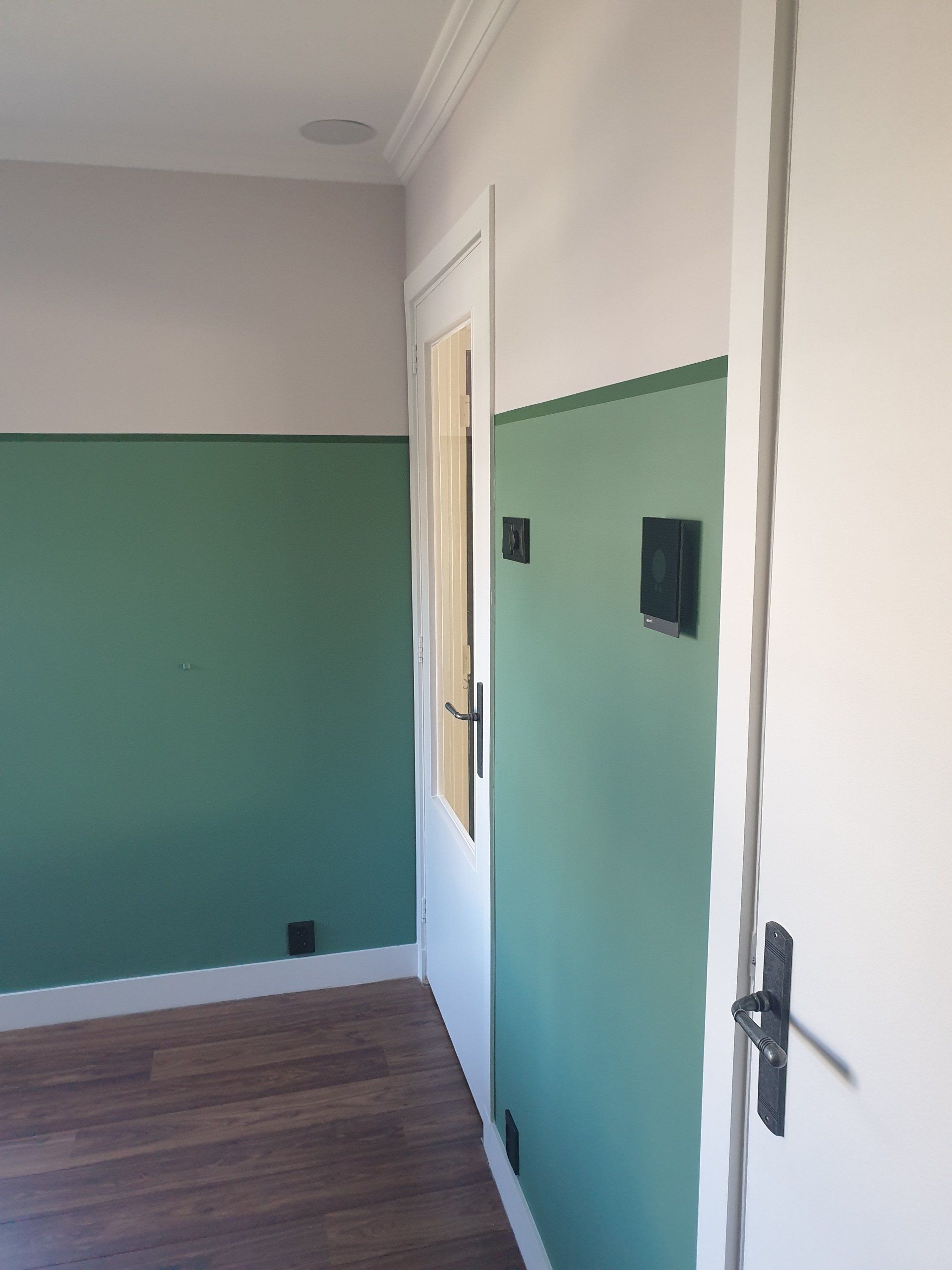 Groen en oud roze geschilderde wanden met een strakke  olijfgroene rand.