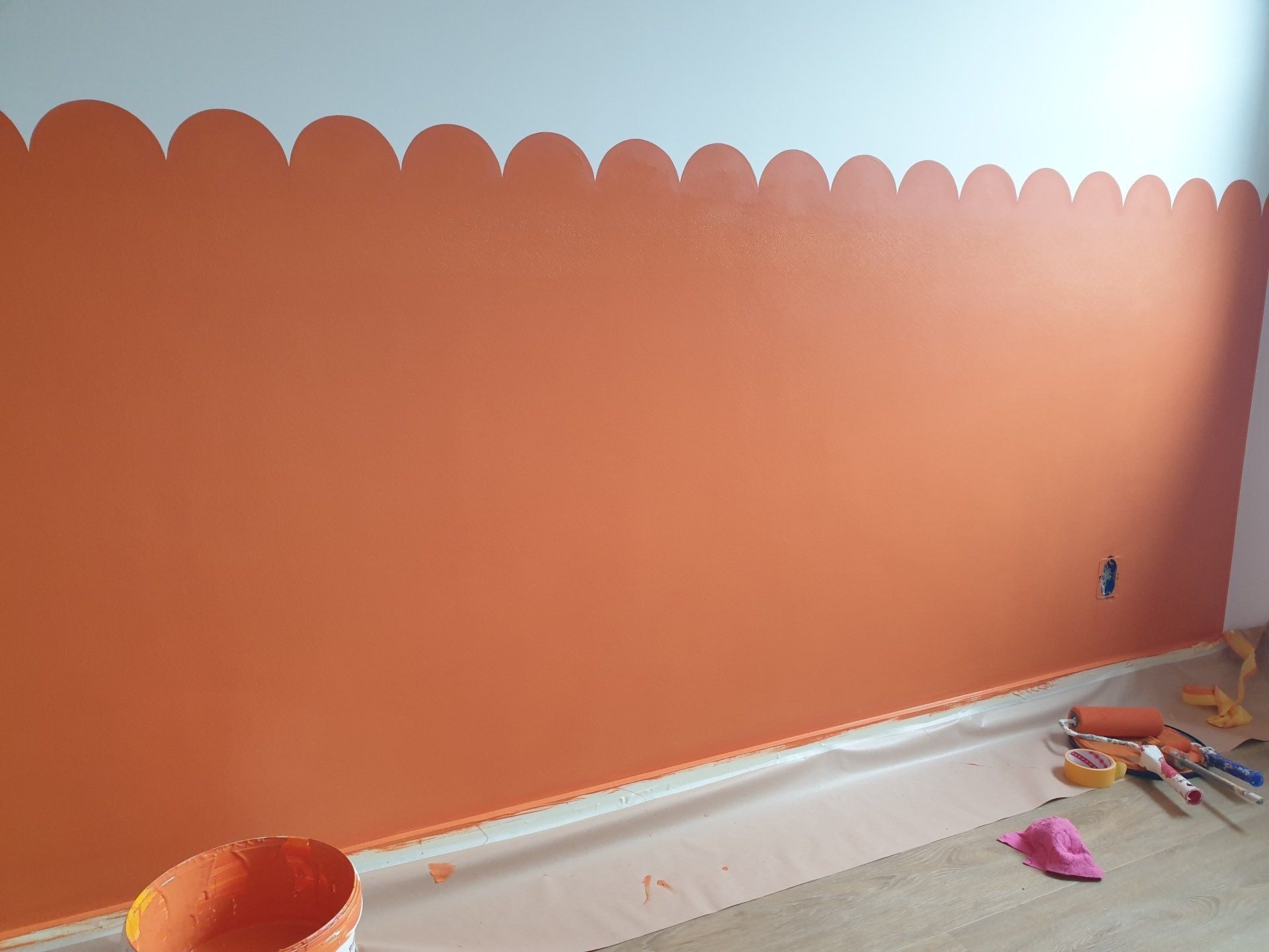 Oranje lambrisering  met gegolfde randen.