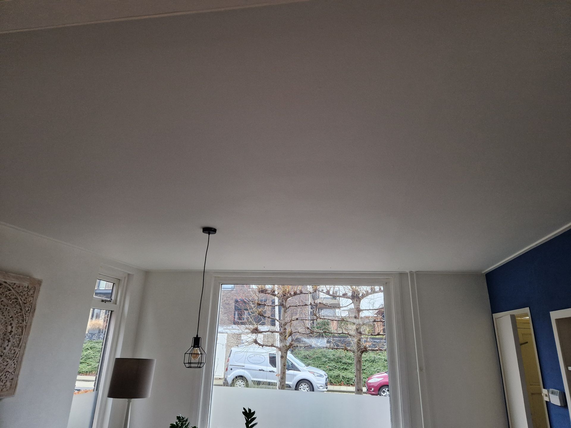 Resultaat van het renovlies behang op gipsplaat plafond.