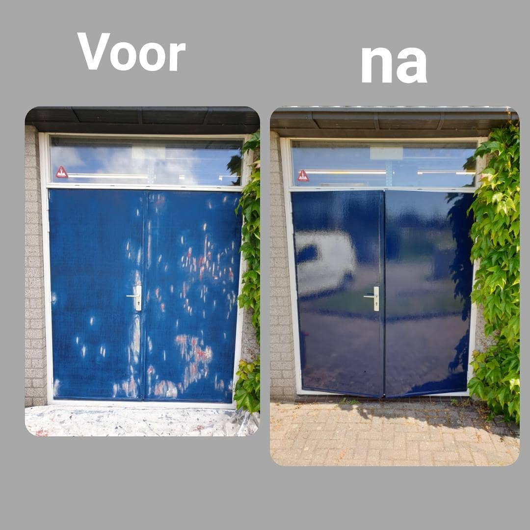 Voor en na: De blauwe deur ervoor is vervaagd, erna is hij opnieuw geverfd.