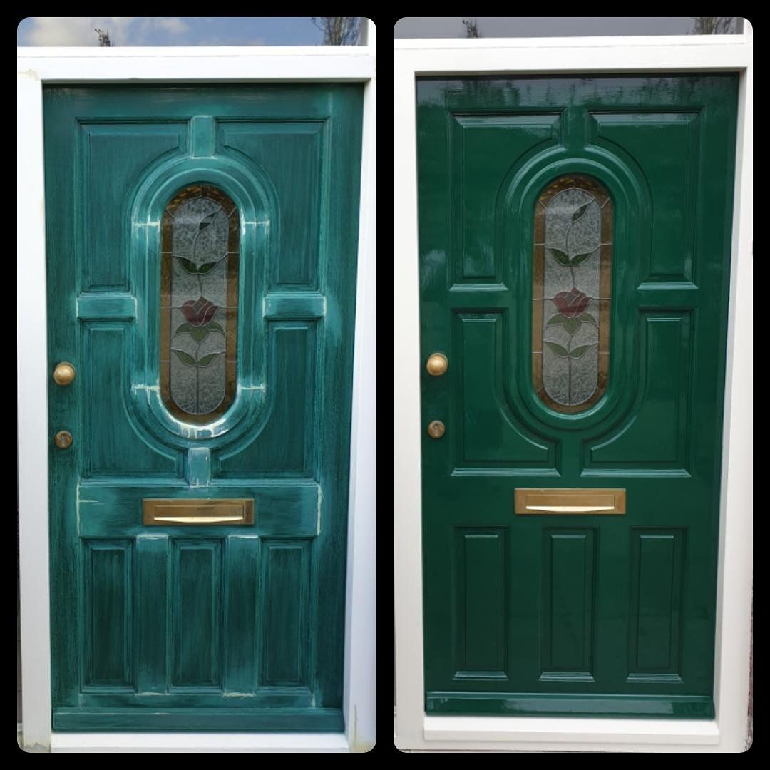 Voor/Na voordeuren: een groen met herstel punten, resultaat glanzend groen. Met glas-in-lood en messing beslag.