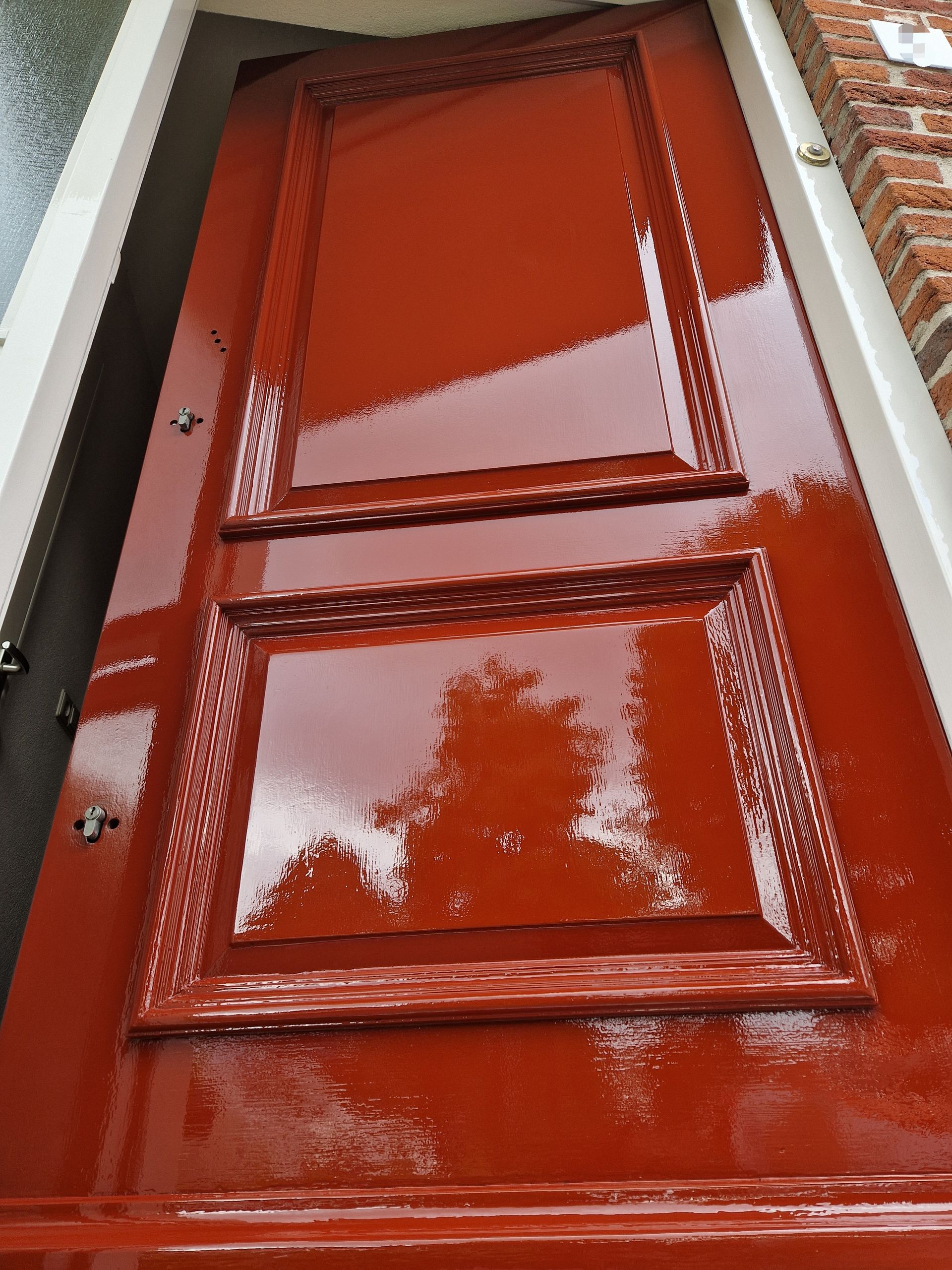 Rode houten deur met glanzende afwerking, 