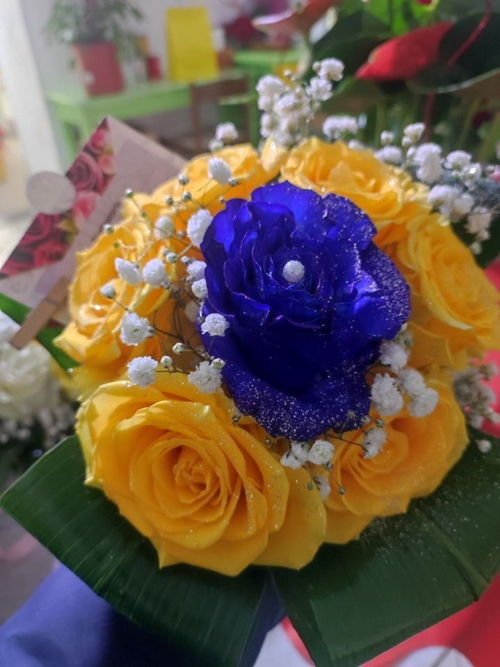 composizioni floreali di rose gialle e bianche