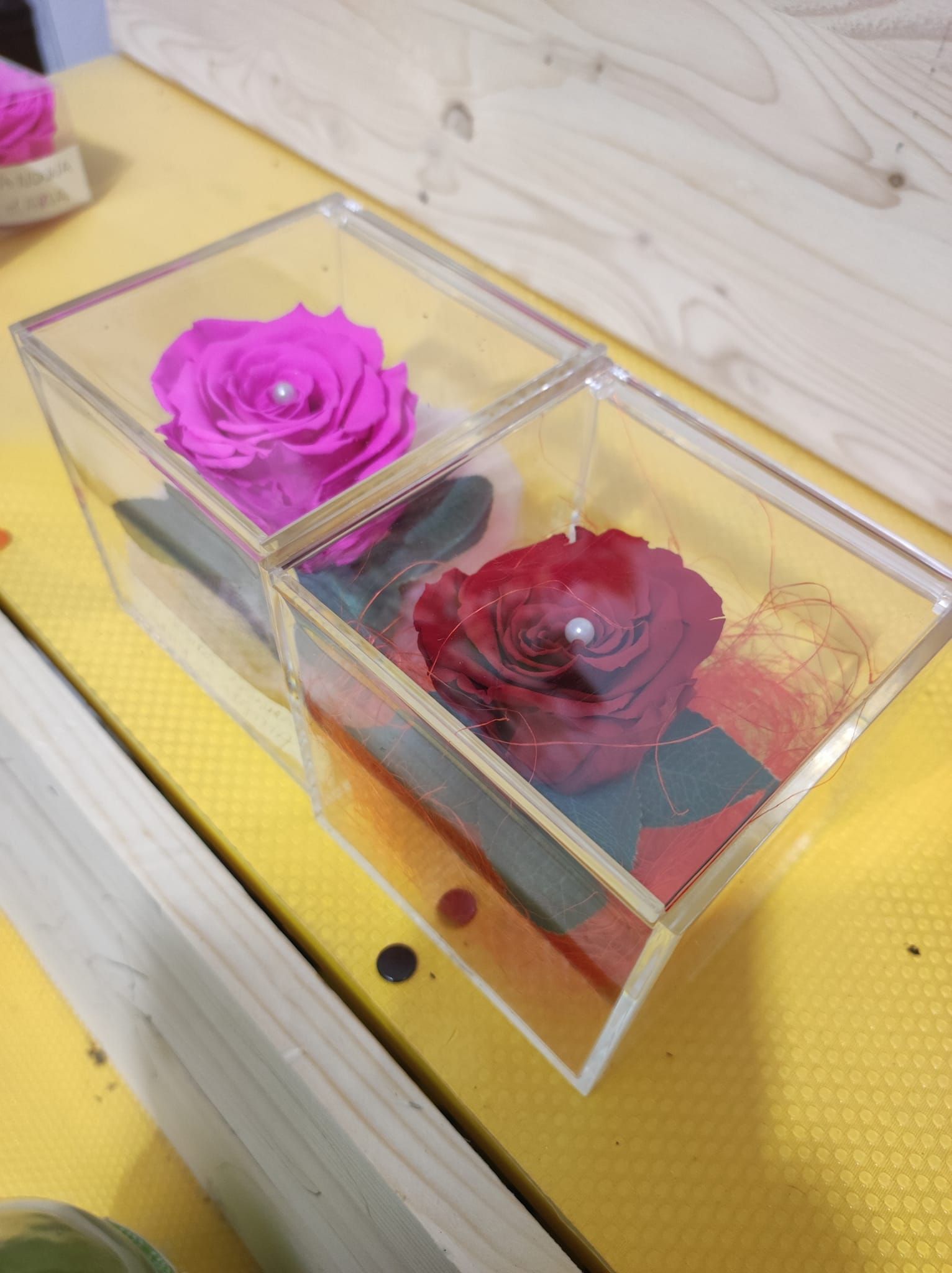 fiori finti in box di plastica trasparente