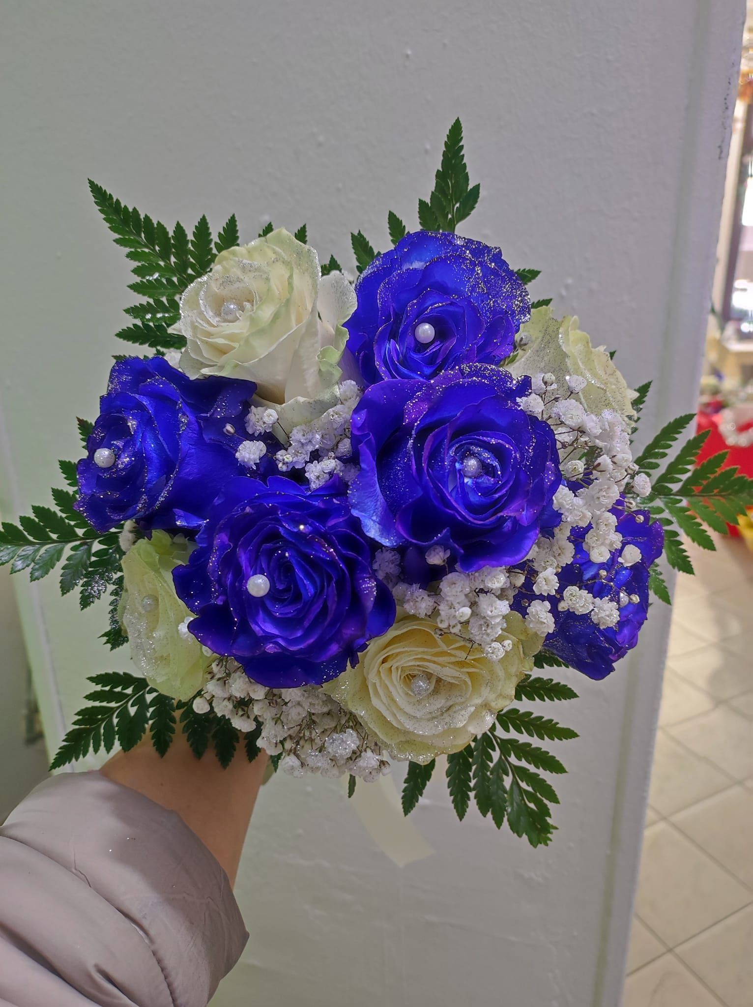 boquet di rose bianche e blu