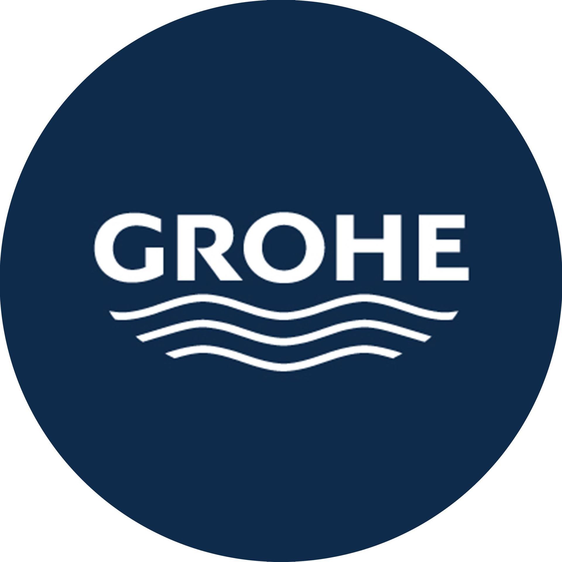 Logo GROHE in bianco su sfondo circolare blu scuro con linee ondulate sottostanti