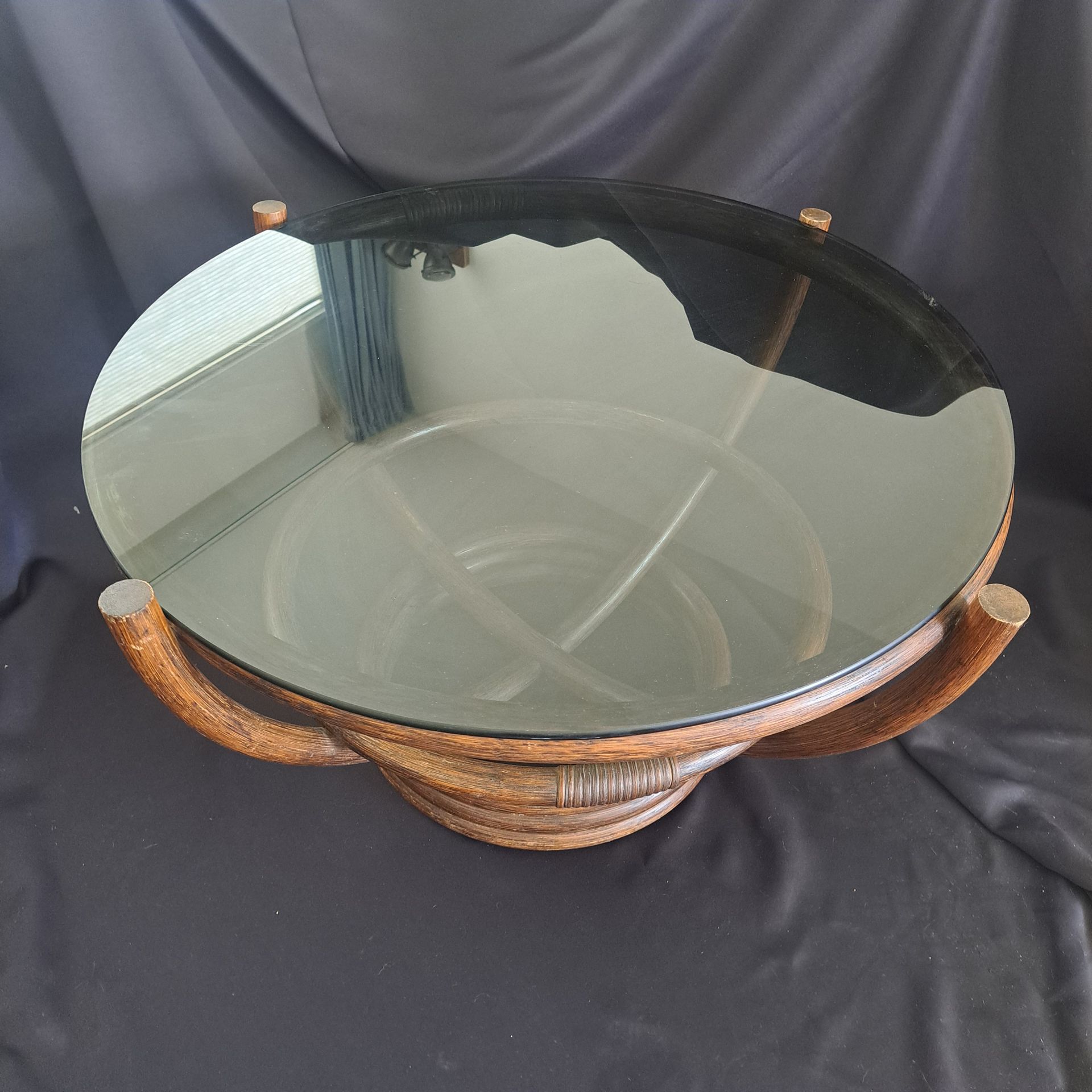 Vintage rotan salontafel met rookglas blad – Hollywood Regency stijl