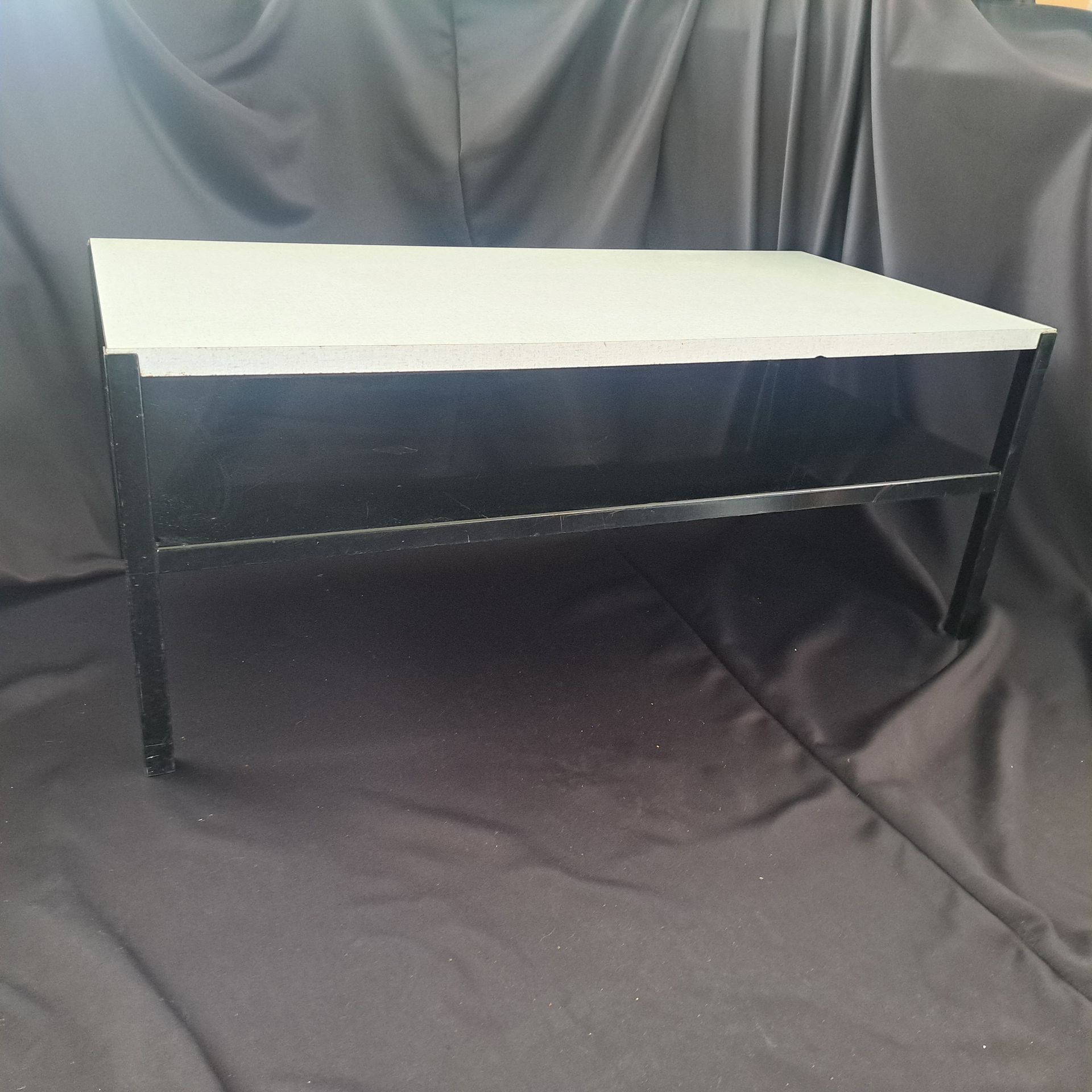 Vintage salontafel met wit formica blad – Rietveld voor Ahrend