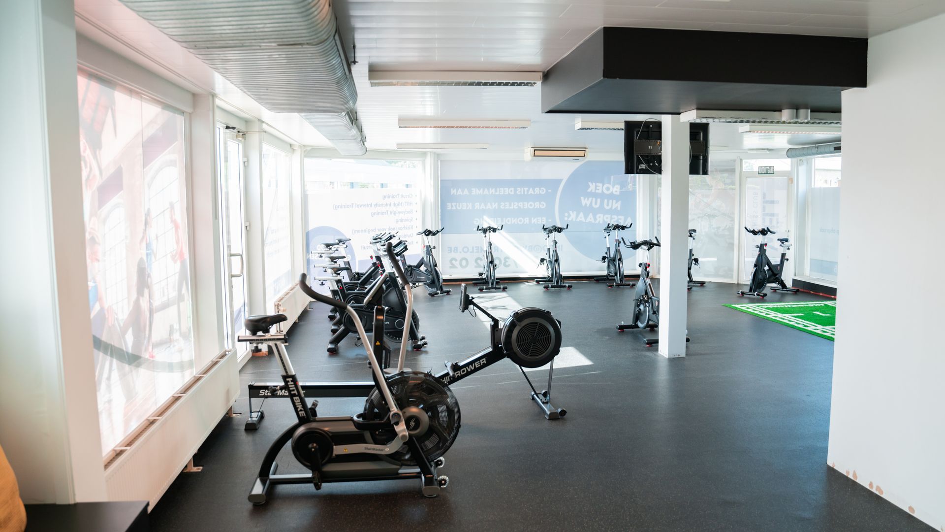 Er zijn veel hometrainers in de sportschool.