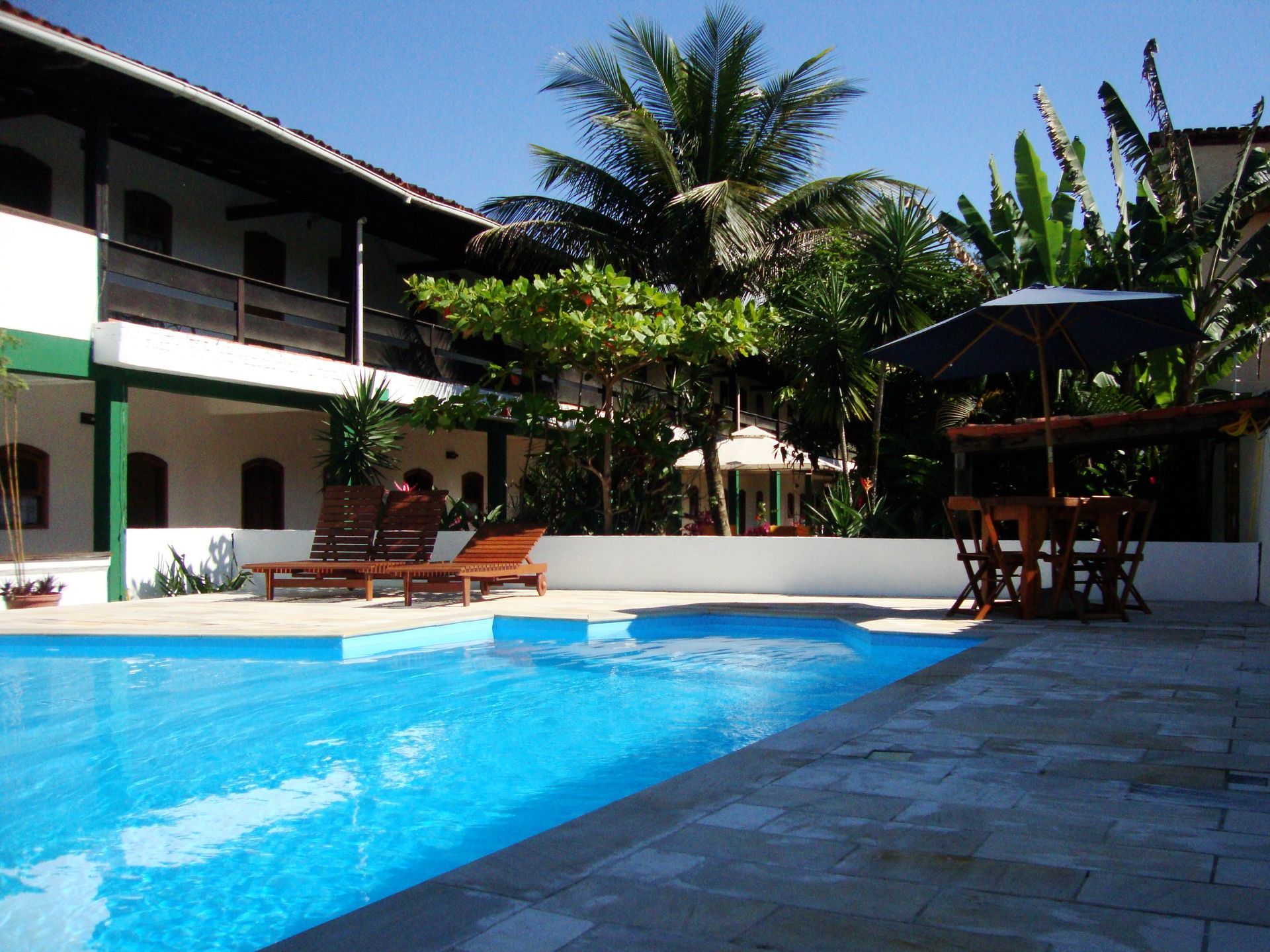 Um grande edifício com uma piscina em frente