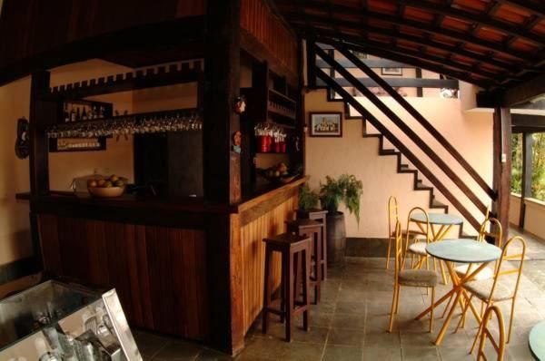 Um restaurante com mesas e cadeiras e um bar