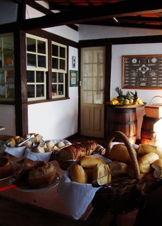 Um monte de pão e frutas em uma mesa em uma sala