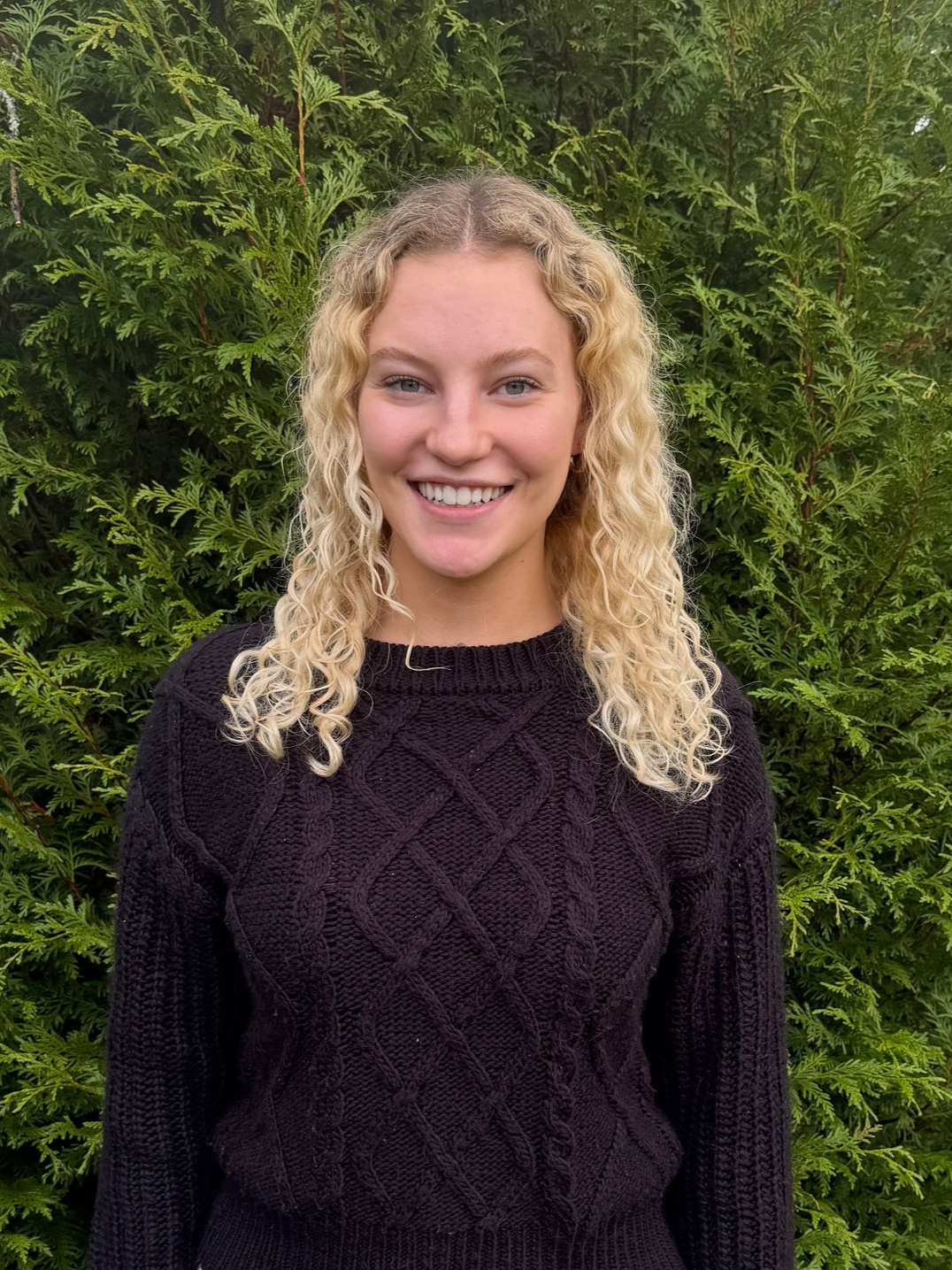 Elli Prickett, Front Desk