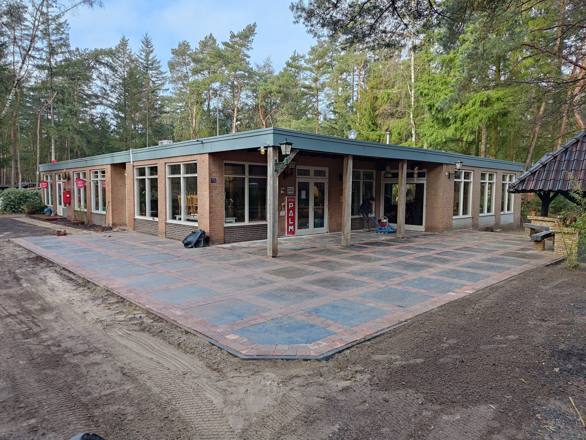 Aanleg terras Camping Distelloo Helvoirt