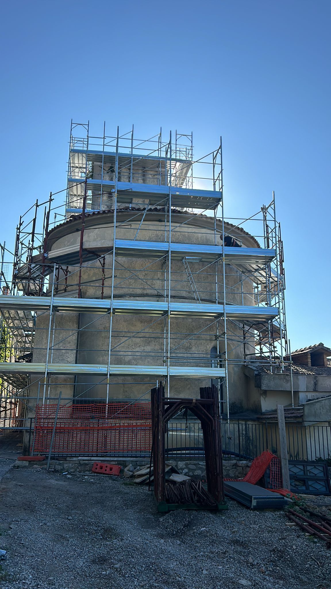 Edificio in ristrutturazione con impalcature, cielo sereno.