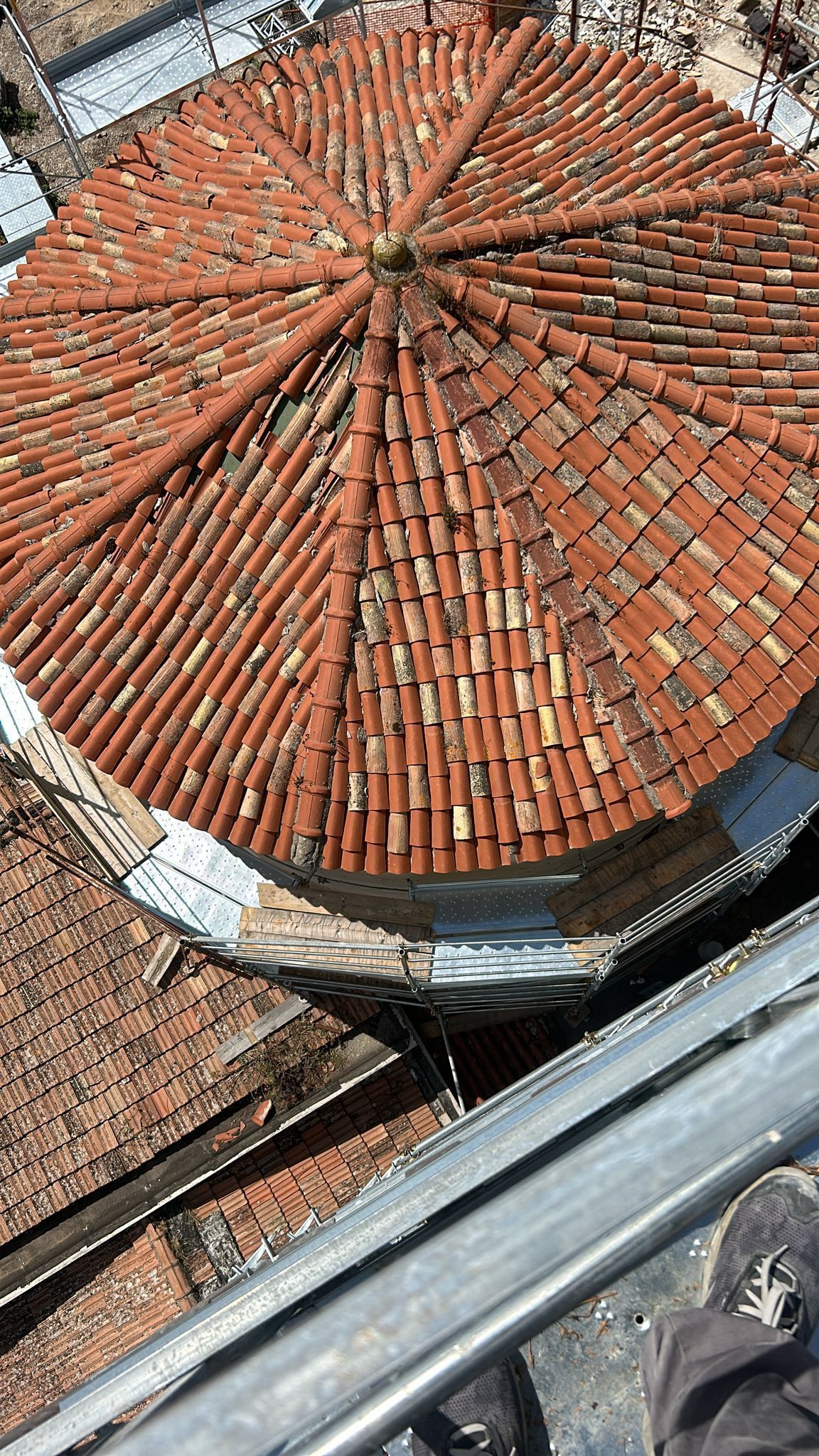 Vista dall'alto di un tetto circolare in tegole di terracotta con sezioni radianti.