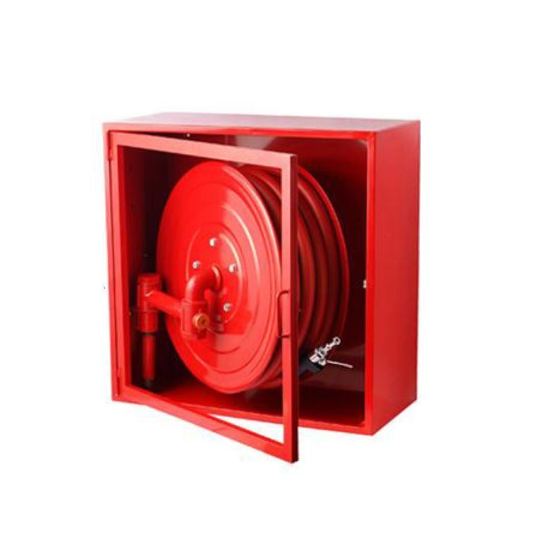 Carrete de manguera contra incendios de color rojo dentro de un gabinete rojo abierto, listo para uso de emergencia.