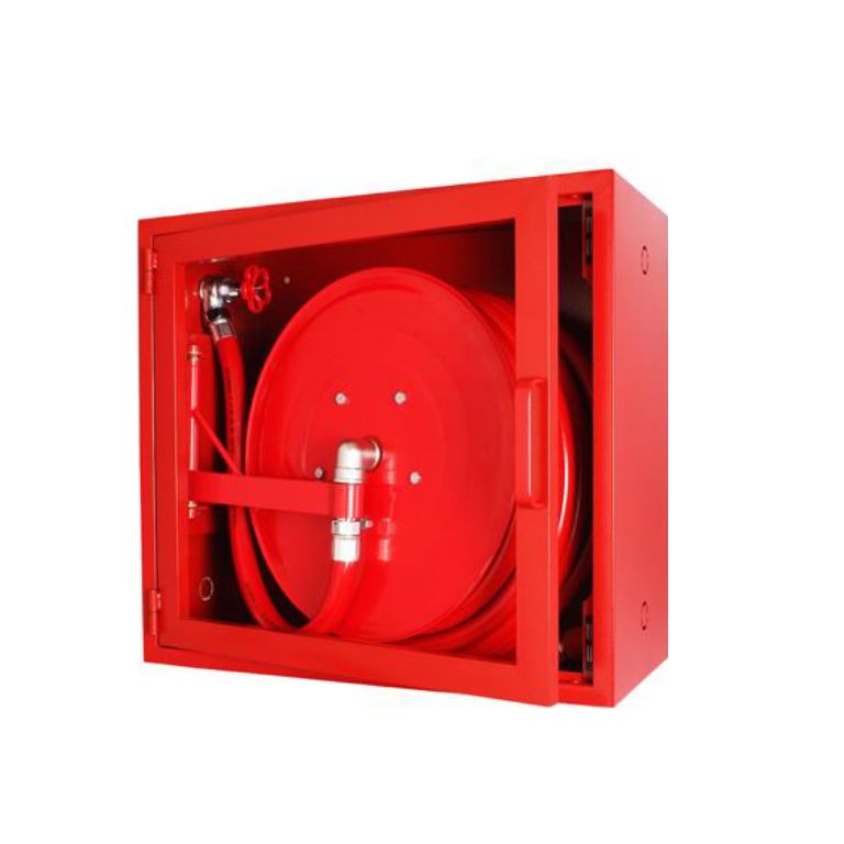 Carrete de manguera contra incendios de color rojo dentro de un armario rojo montado en la pared, con la puerta abierta.