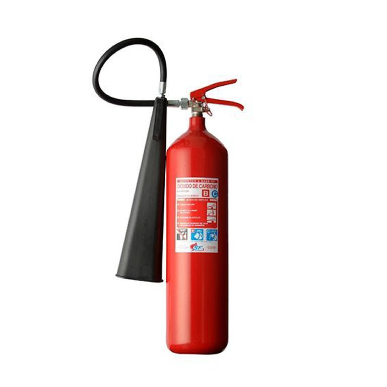 Extintor de color rojo con boquilla y mango de color negro.