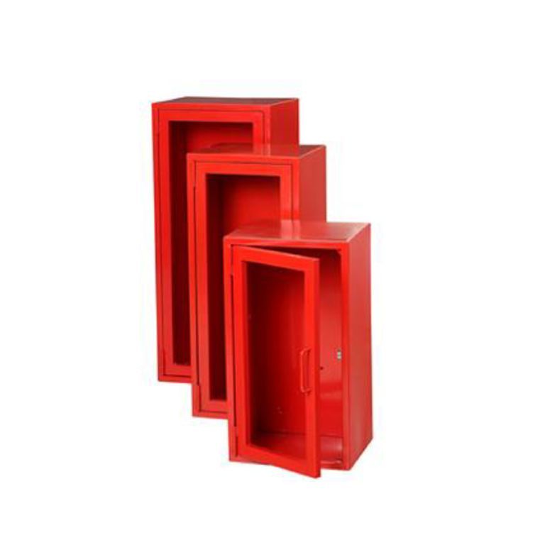 Tres gabinetes de mangueras contra incendios de color rojo, apilados, uno con la puerta abierta.