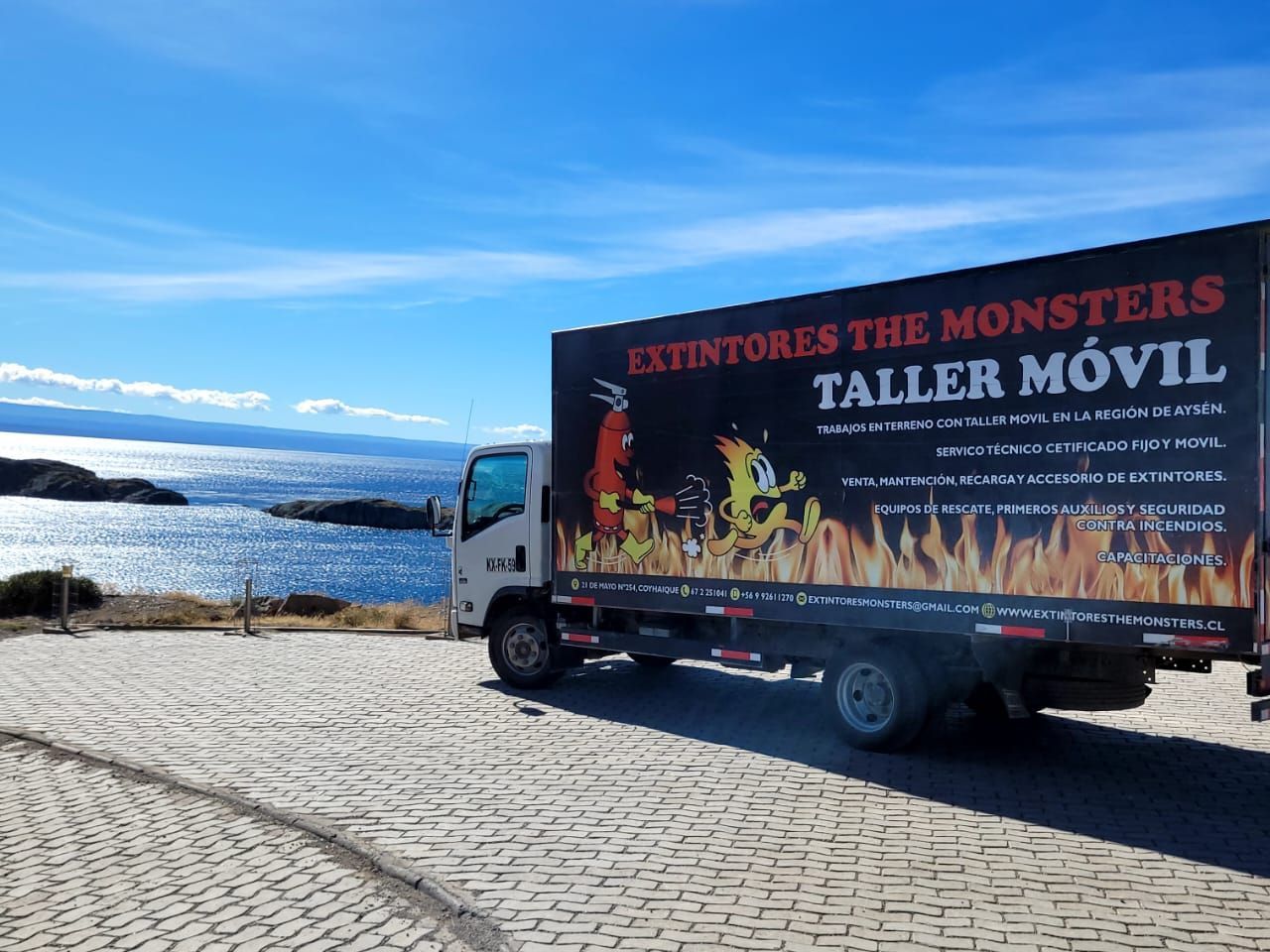 Un camión blanco con taller móvil 