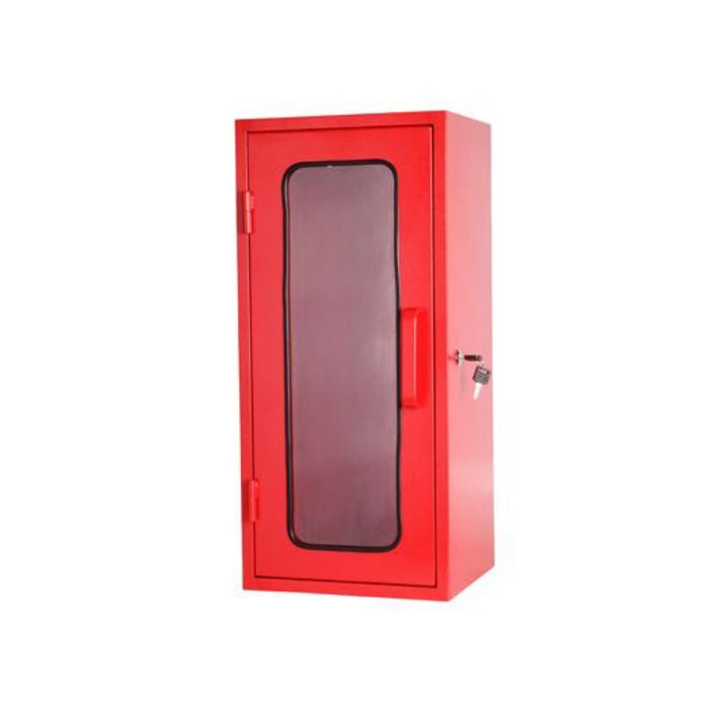 Gabinete de manguera contra incendios de color rojo con panel de vidrio y cerradura con llave, probablemente en el interior.