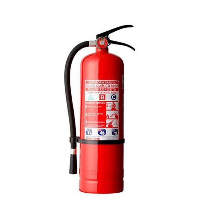 Extintor de incendios de color rojo con mango, manguera y boquilla de color negro, sobre un fondo blanco.