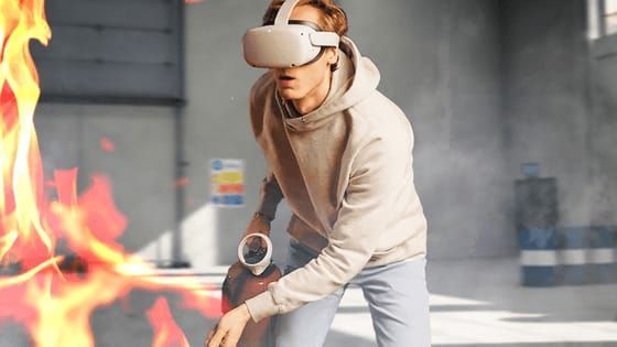 Un hombre con gafas de realidad virtual reacciona al fuego virtual.