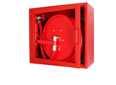 Carrete de manguera contra incendios de color rojo dentro de un armario rojo, con la puerta abierta.
