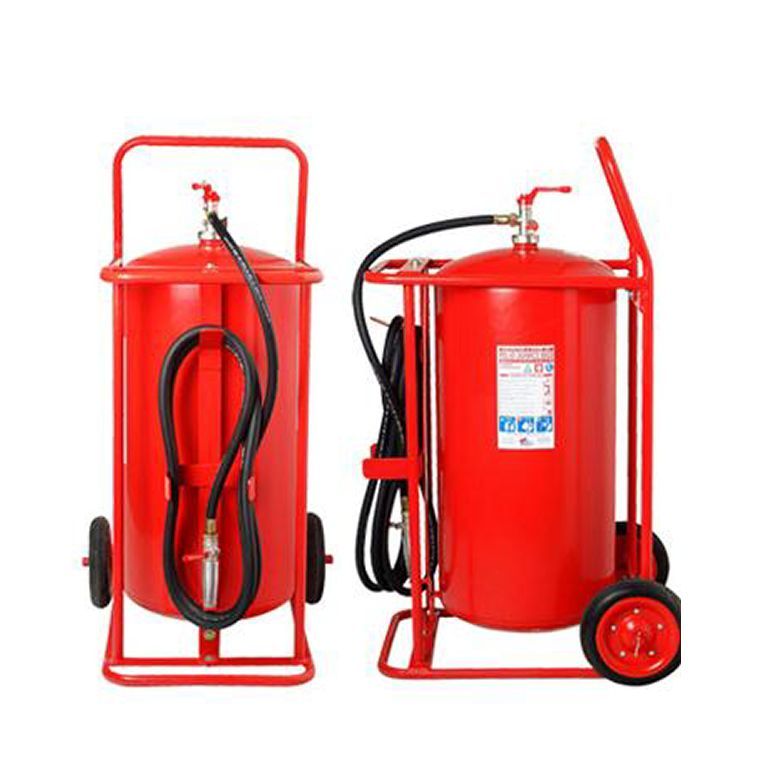 Dos extintores de espuma roja en carros con ruedas, con mangueras y manijas.