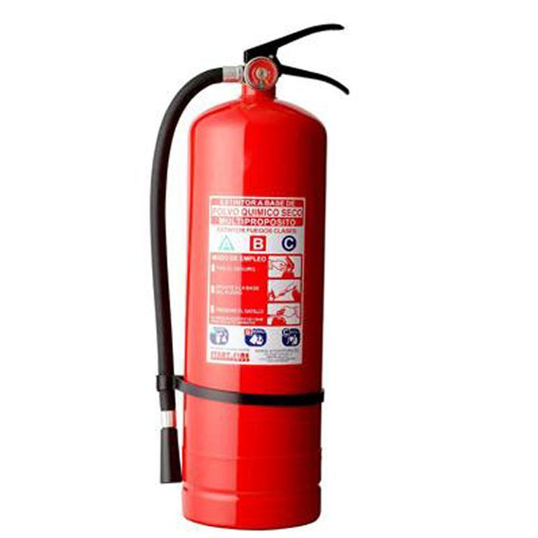 Extintor rojo con manguera y mango negros, etiquetado con instrucciones.