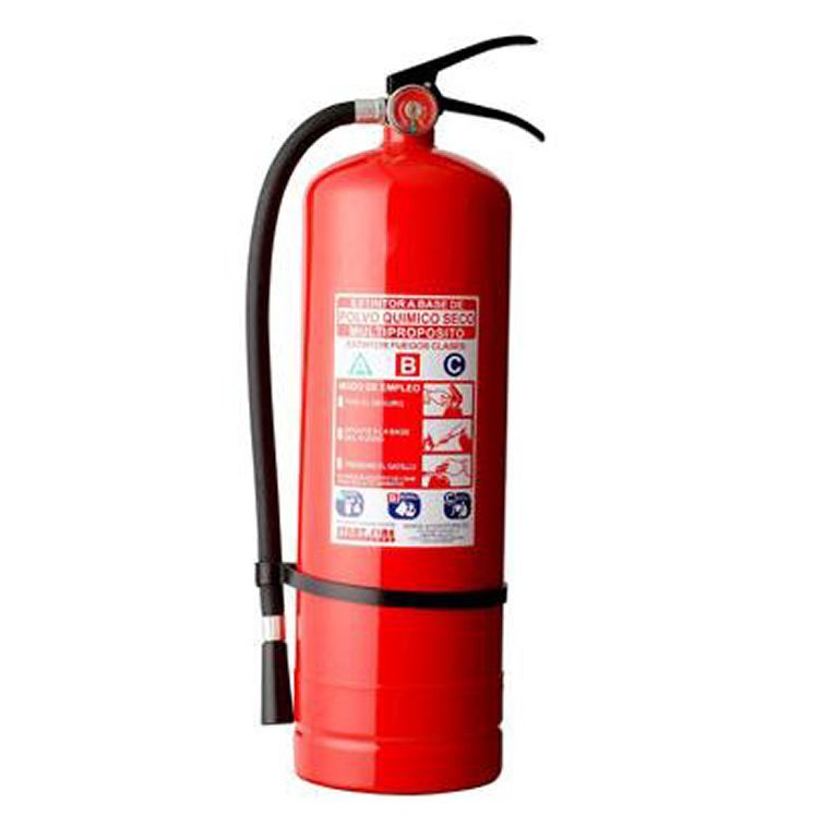 Extintor rojo con manguera y mango negros, etiquetado para diferentes tipos de incendios.