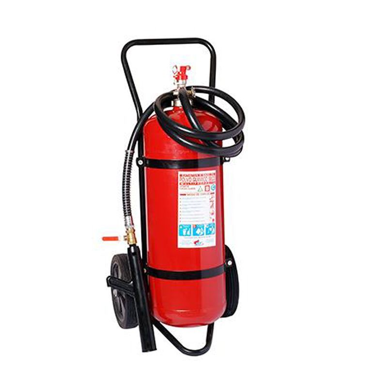 Extintor de incendios con ruedas rojas, manguera y mango de color negro.