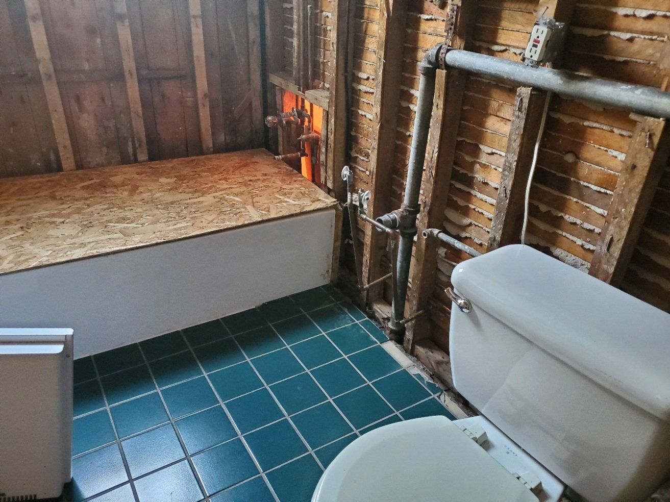 Une salle de bain avec toilettes et banc dedans