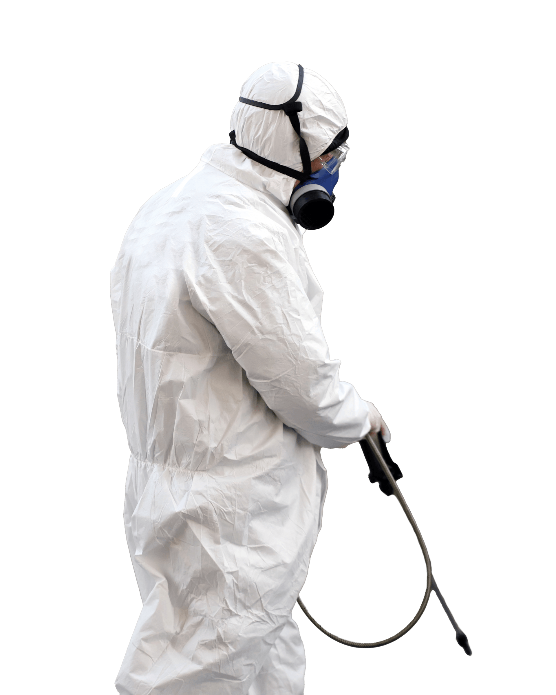 Un homme portant une combinaison de protection et un masque pulvérise quelque chose avec un pulvérisateur.
