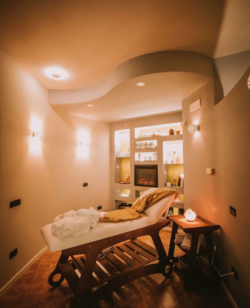 C'è un lettino per massaggi al centro della stanza.