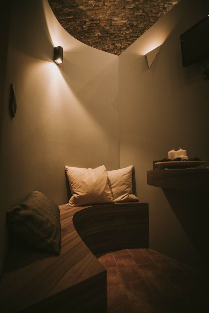 Un angolo di una stanza con un divano e dei cuscini.