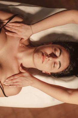 Un uomo si sta sottoponendo a un trattamento di fango sulla schiena in una spa.