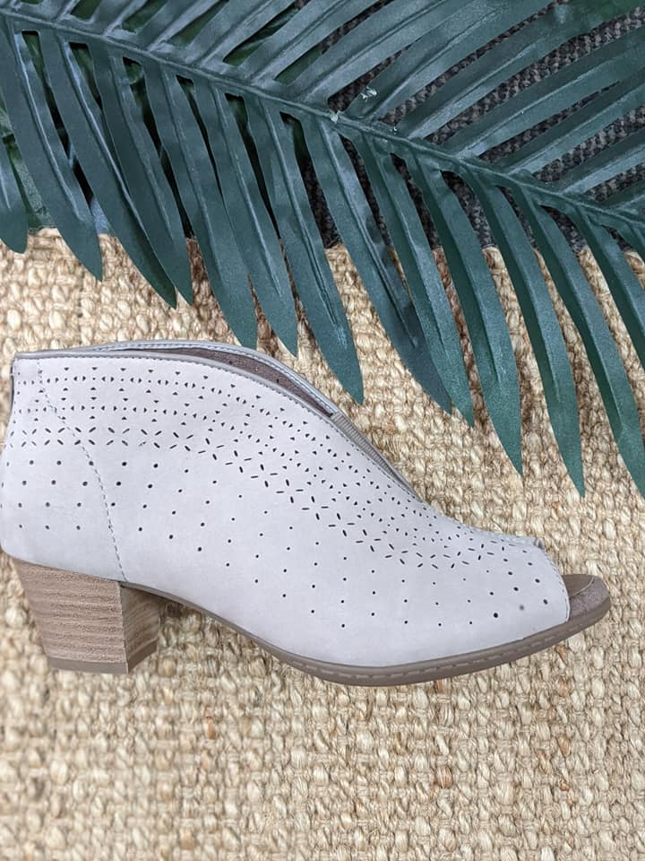 White Stylish Shoe — Bundaberg, QLD — Comfoot Shoes