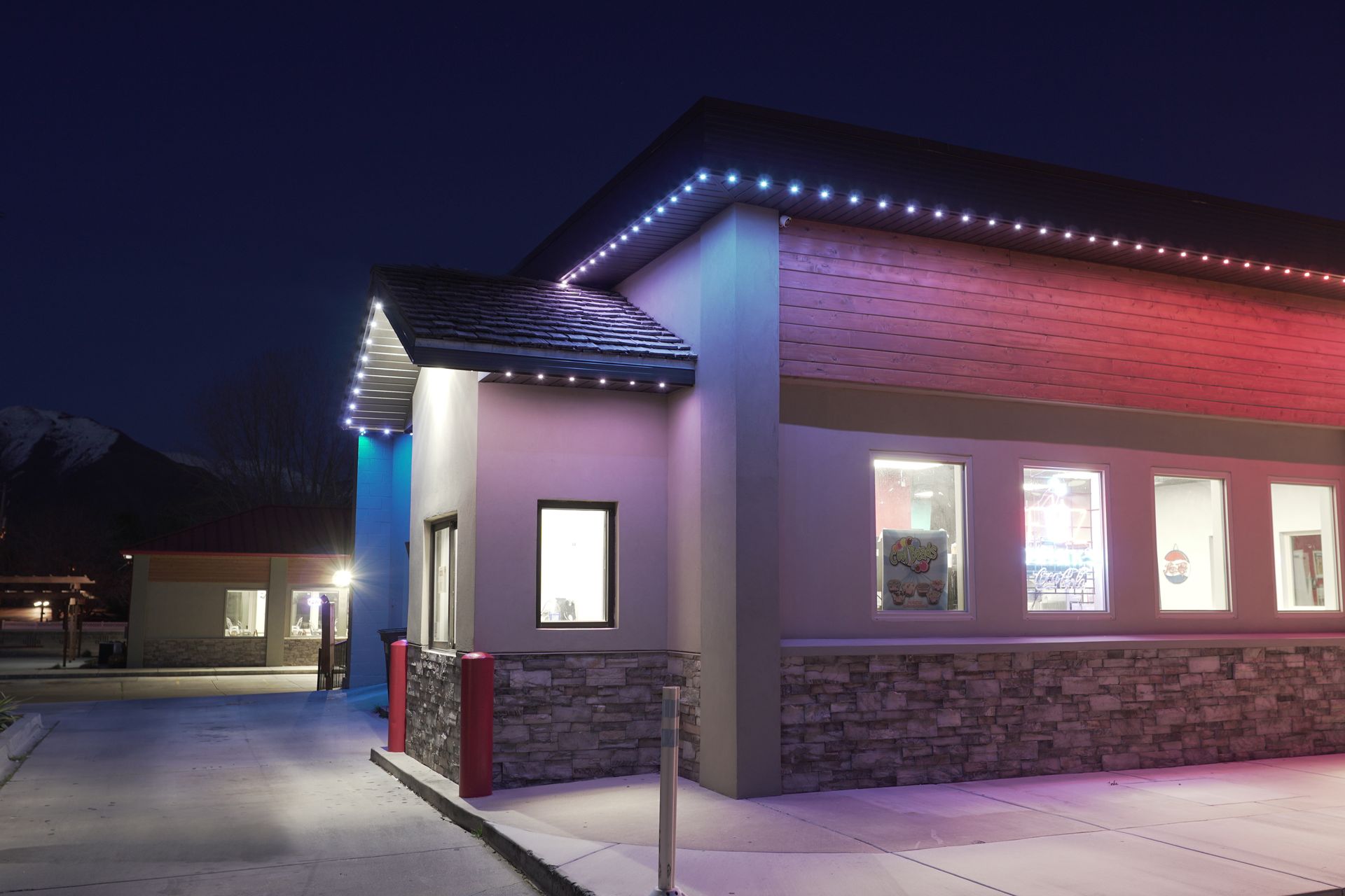 A fast food restaurant is lit up at night