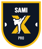 SAMI-X eckiger gelber Badge mit schwarzem Hintergrund