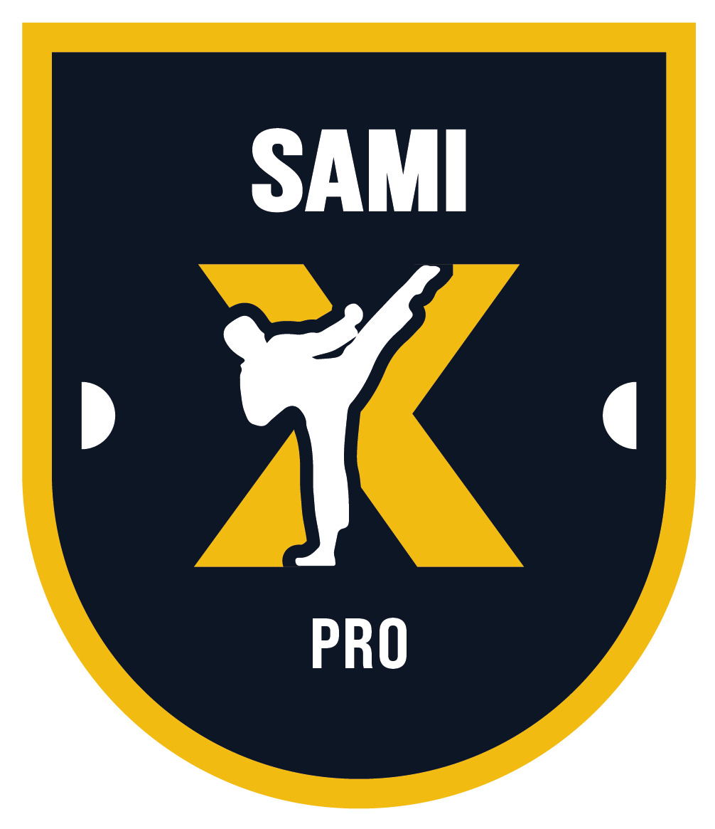 SAMI-X eckiger gelber Badge mit schwarzem Hintergrund