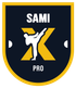 Schildförmiges Logo mit einer tretenden Karatefigur. Text: SAMI X PRO. Farben: Gold, Weiss, Dunkelblau.