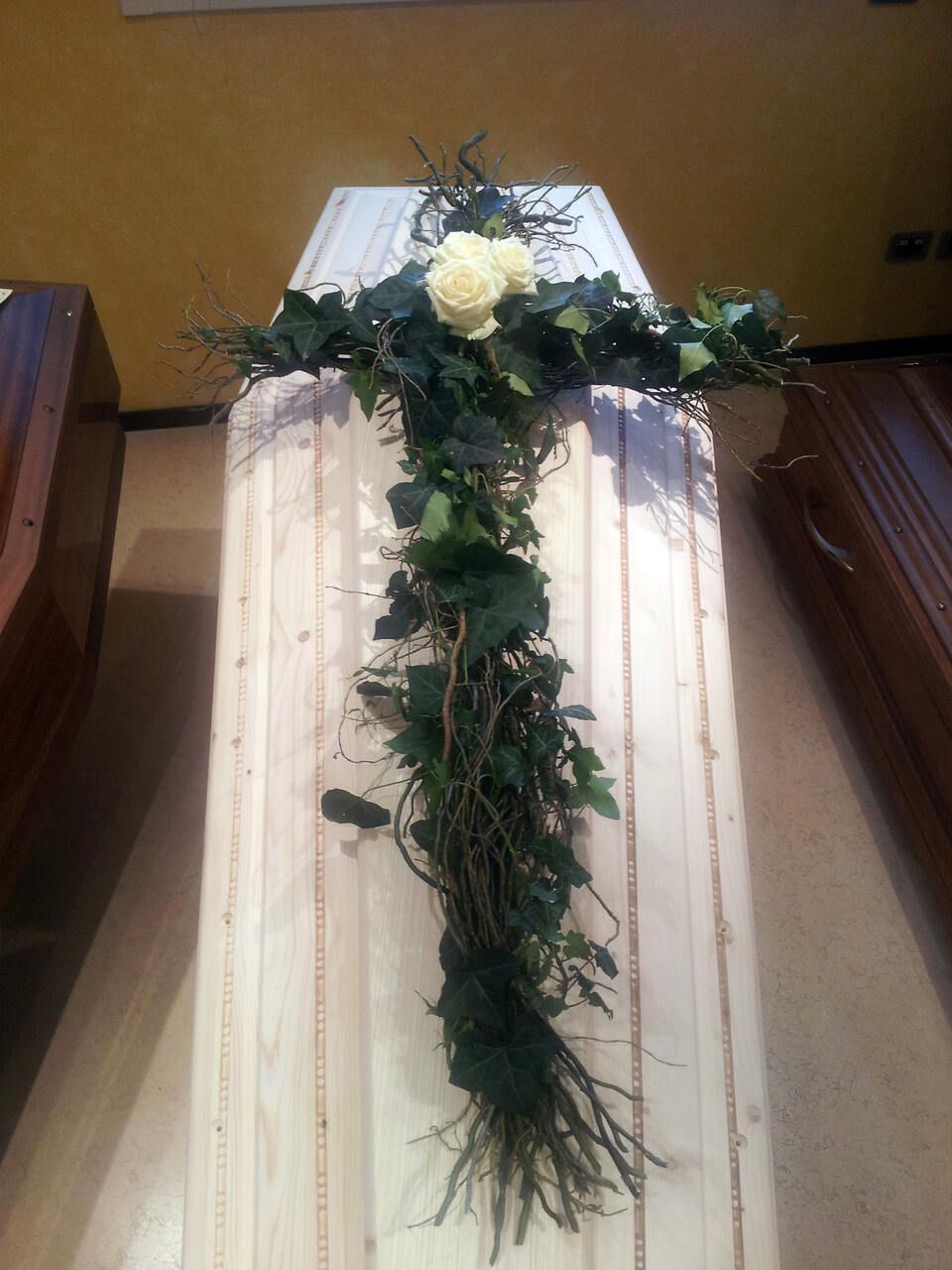Addobbi floreali a forma di croce
