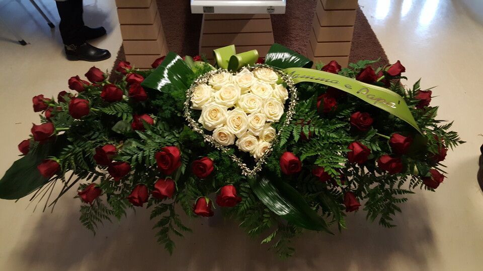 Rose bianche e rosse per funerale