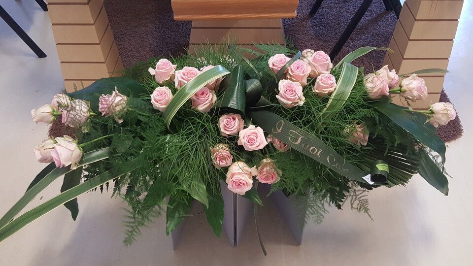 Fiori rosa per funerale